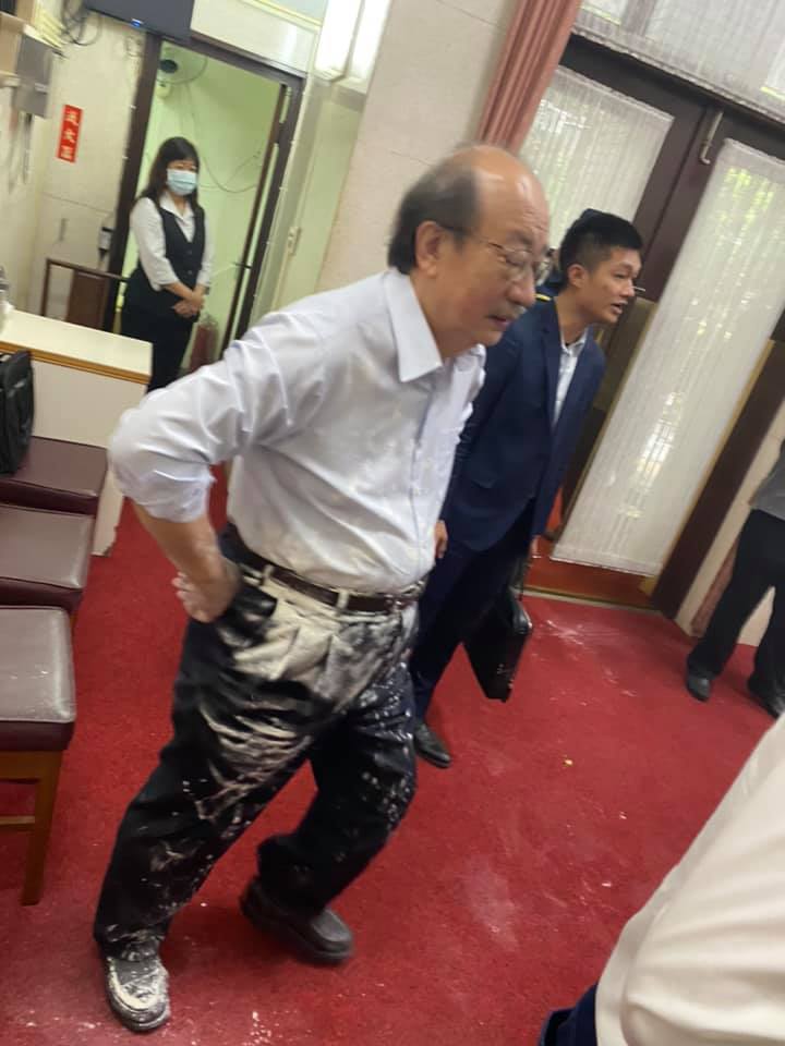 民進黨團總召柯建銘的褲子沾滿麵粉。 圖：翻攝自林楚茵臉書