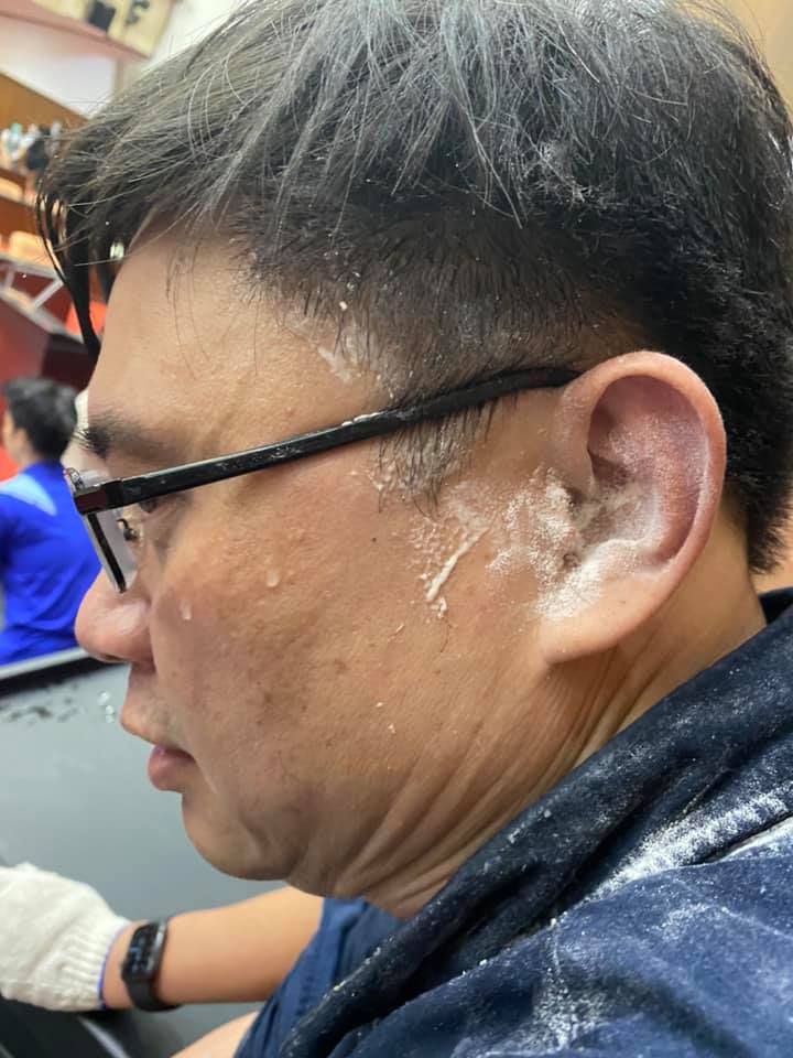 民進黨立委賴瑞隆被潑灑麵粉。 圖：翻攝自林楚茵臉書