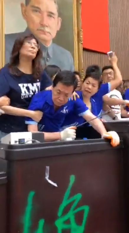 國民黨立委鄭麗文、費鴻泰、楊瓊瓔等藍委死守主席台。 圖：翻攝自范雲臉書