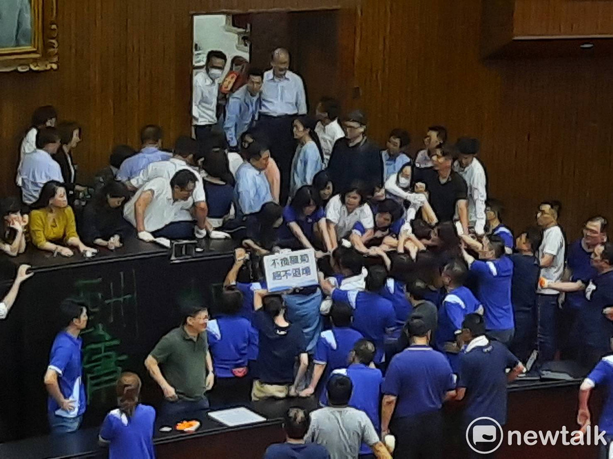 綠委29日上午11時攻入立法院，與藍營發生衝突 圖：陳佩君／攝