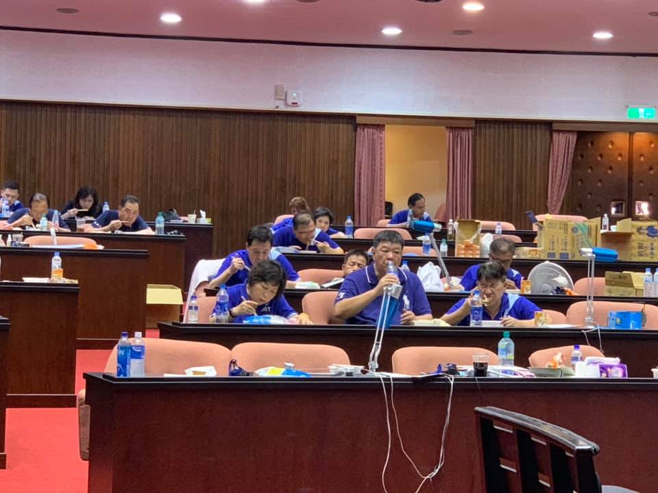 羅致政於臉書PO出國民黨團在立院場內吃便當的照片。 圖：翻攝自「羅致政粉絲團」臉書