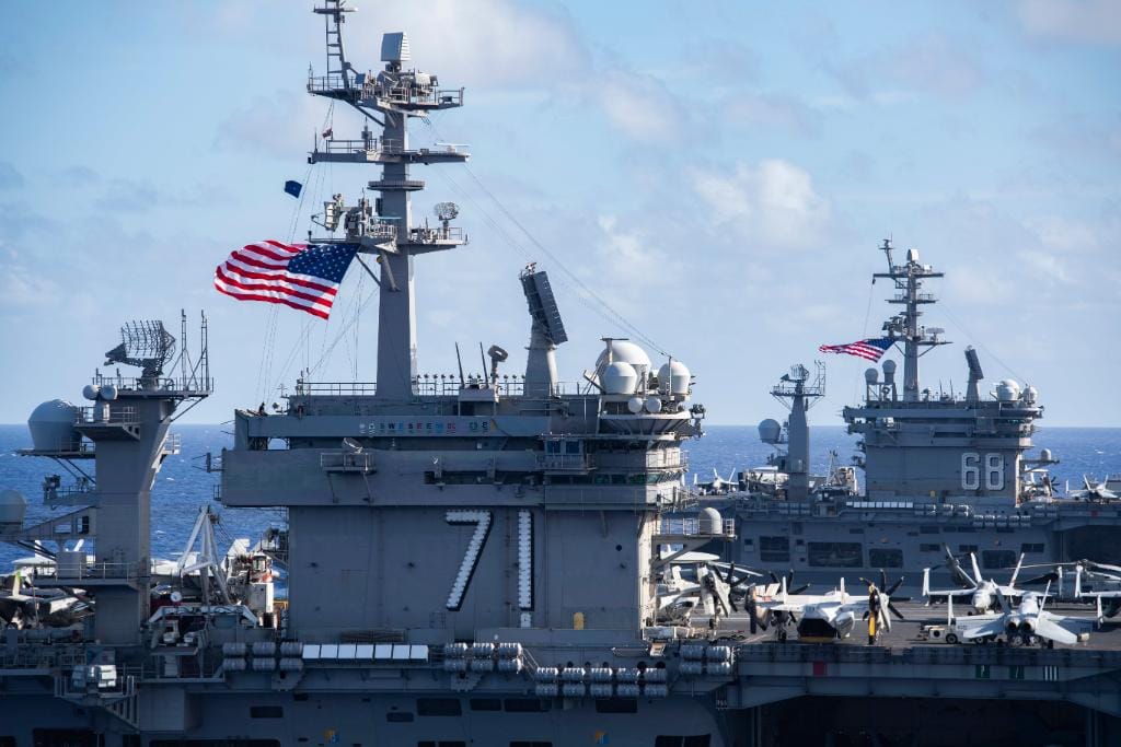 美國海軍「羅斯福號」和「尼米茲號」航空母艦戰鬥群21日首次進行聯合演習。 圖：翻攝自「U.S. Navy」Twitter