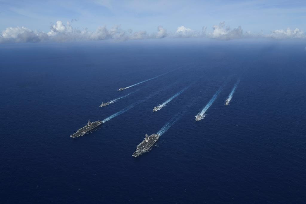 美國海軍「羅斯福號」和「尼米茲號」航空母艦戰鬥群21日首次進行聯合演習。 圖：翻攝自「U.S. Navy」Twitter