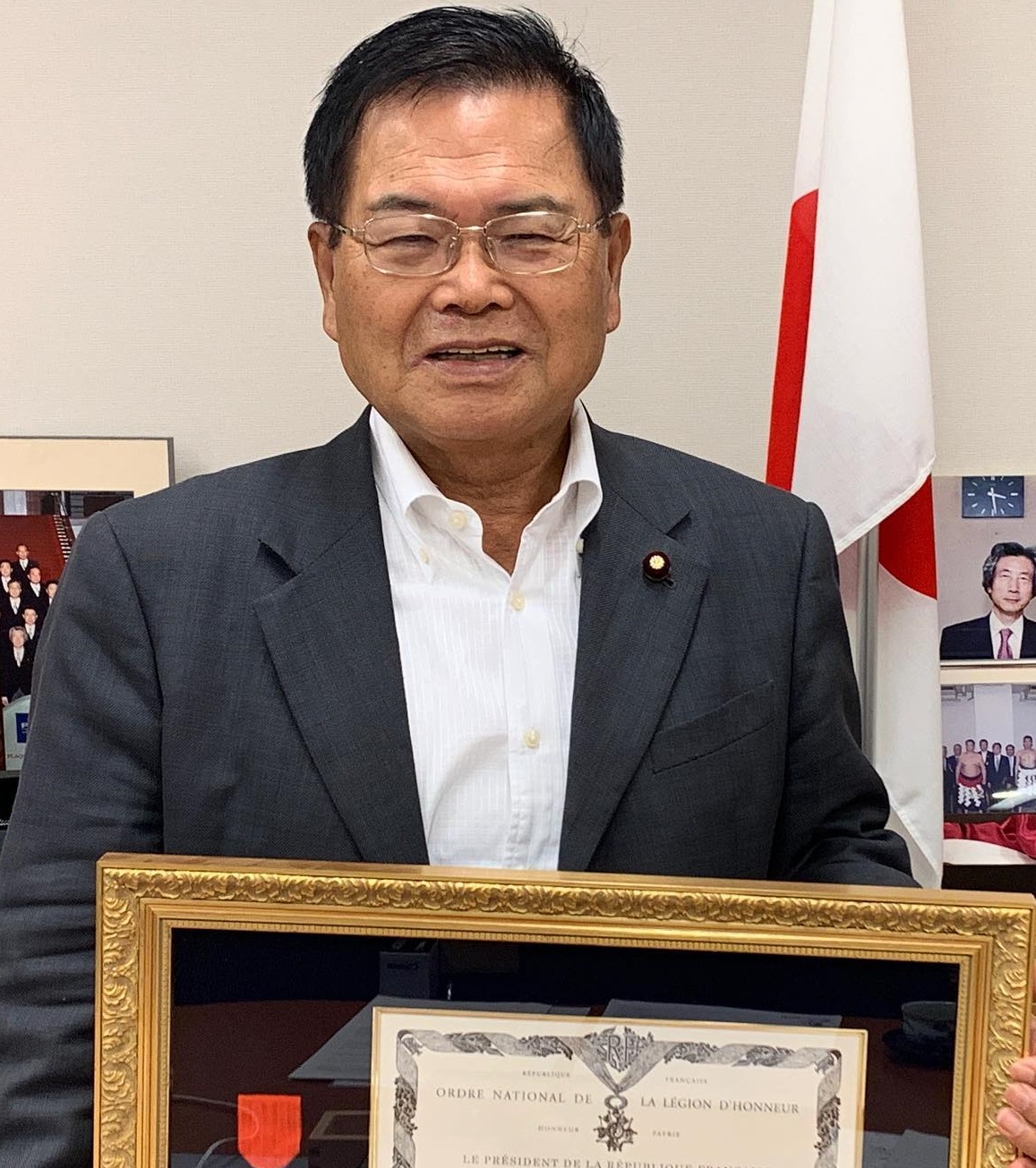 日本IT政策擔當大臣竹本直一表示，遽聞在美國的大學有中國研究員及留學生涉及竊取技術，為此不得不加強審查，將先調查國內情況，再依據實際情形因應。 圖：取自其臉書