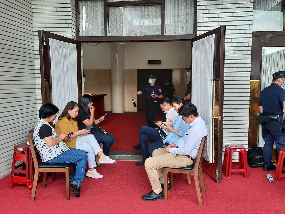 綠委在議場外排班。 圖:陳佩君/攝