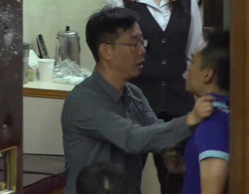 洪孟楷臉書po出多張照片，照片可見被張宏陸「壁咚」。 圖：翻攝自洪孟楷臉書