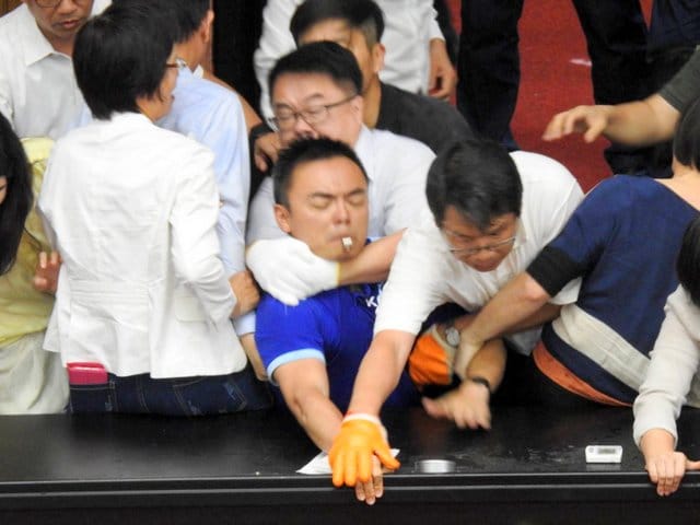 洪孟楷臉書po出多張照片，照片可見洪孟楷被吳秉叡「鎖喉」 圖：翻攝自洪孟楷臉書