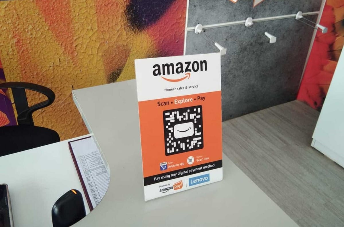 Amazon在印度推出「智慧商店」功能，消費者只要用亞馬遜APP掃描合作店家的QR cord，就可以檢視店內商品及相關評論，並線上付款。 圖：取自亞馬遜官方部落格