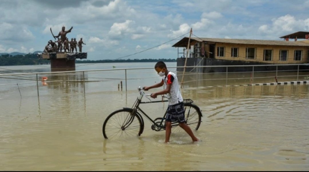 布拉馬普特拉河（BrahmaputraRiver）在阿薩姆省決堤，淹沒數千個村莊 圖:擷取自twitter