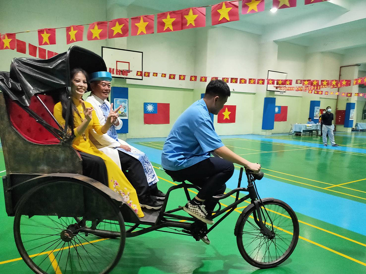 越南傳統服飾奧黛與斗笠 圖：竹林高中提供