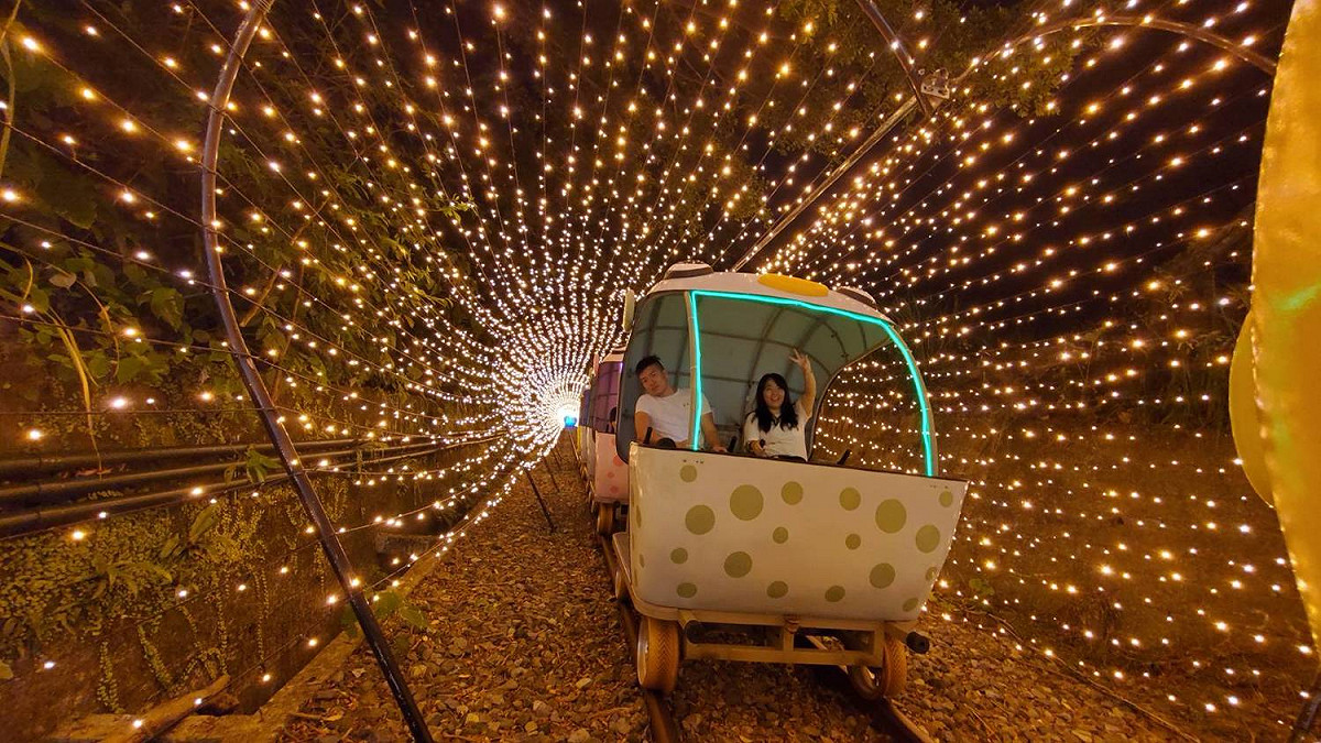 深澳鐵道自行車將於7至9月加開夜間營運班次，以浪漫的山海景緻與永續環保主題打造沿線夜間燈光藝術。 圖：新北市觀旅局提供