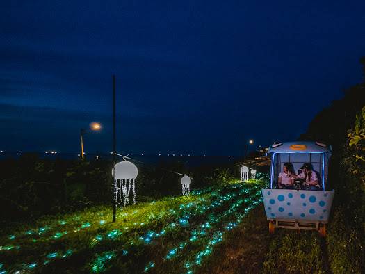 深澳鐵道自行車將於7至9月加開夜間營運班次，以浪漫的山海景緻與永續環保主題打造沿線夜間燈光藝術。 圖：新北市觀旅局提供