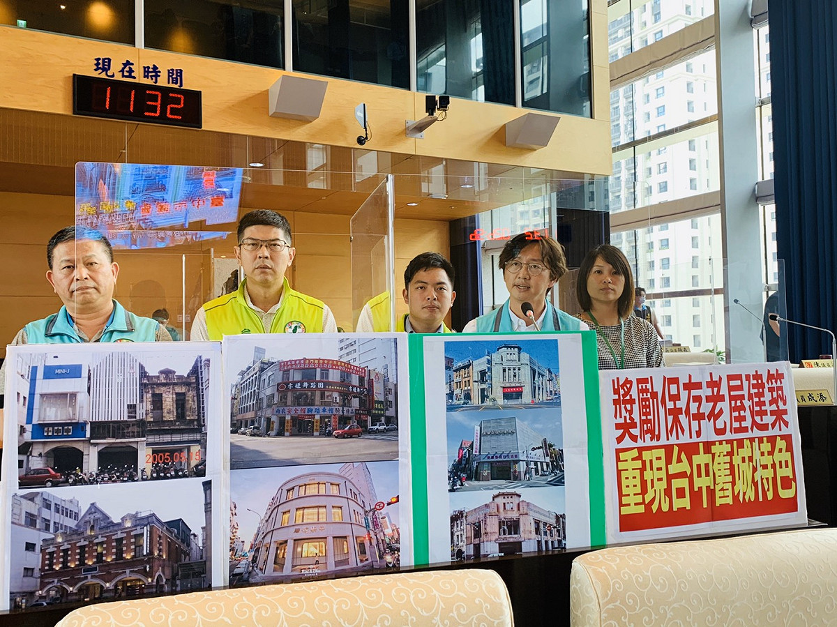 台中市議員江肇國（右二）等人要求市府，維護老舊建築要更積極。 圖：江國肇/提供