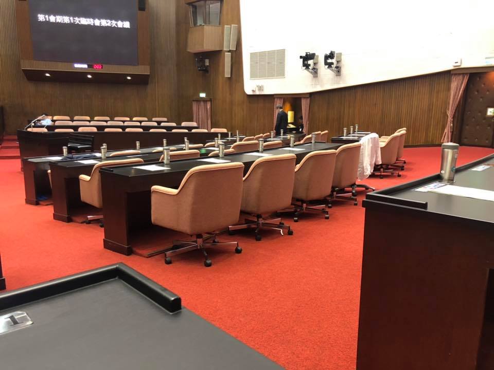 民進黨立委王定宇分享稍早於議場內拍攝的照片，戲稱「從昨天下午3:30到現在，中國國民黨『座席虛無』！」 圖：翻攝自王定宇臉書