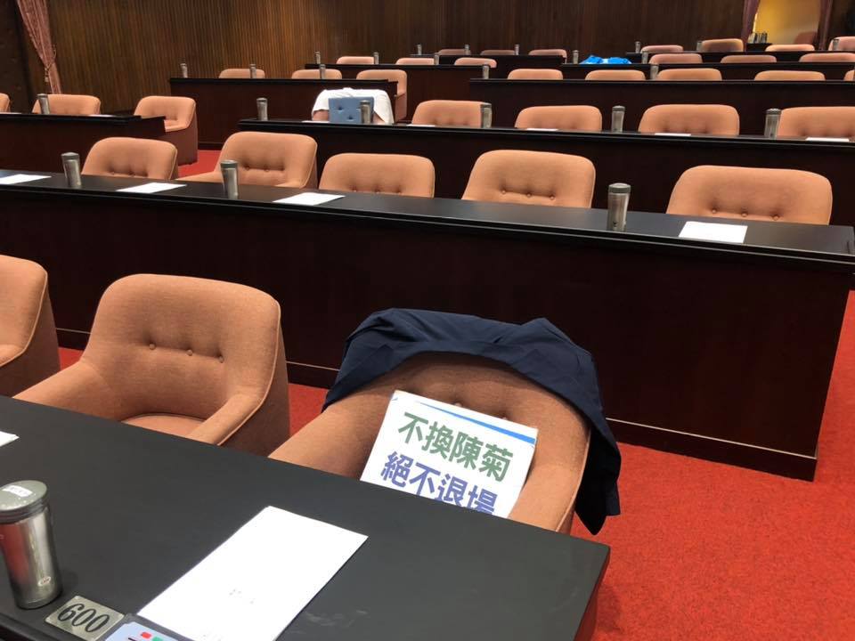 王定宇9時2分又從國民黨團前方拍了另一張照，座位上只剩一塊「不換陳菊 絕不退場」的牌子。 圖：翻攝自王定宇臉書