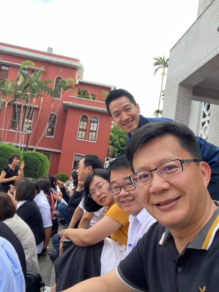 張廖萬堅與綠委自拍。 圖：翻攝張廖萬堅臉書