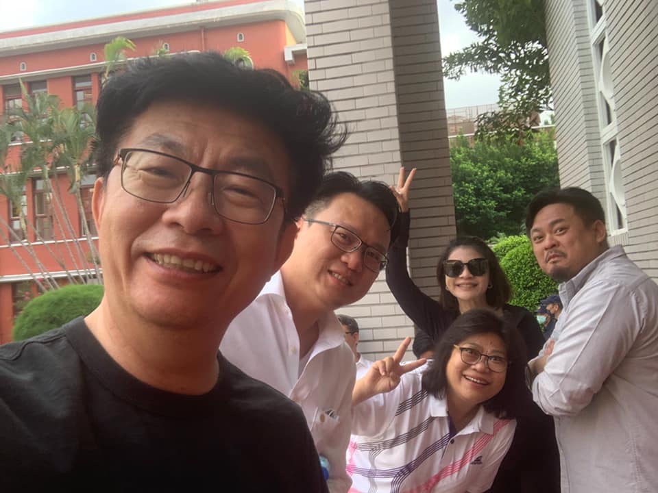 郭國文開心與綠委合影。 圖：翻攝郭國文臉書