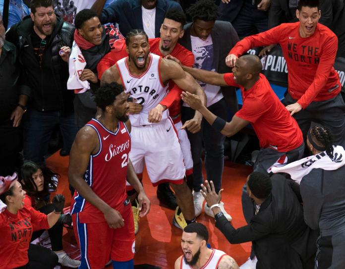 暴龍一哥Kawhi Leonard砍進絕殺球，林書豪(右上角)也在板凳席樂歪。 圖／美聯社／達志影像