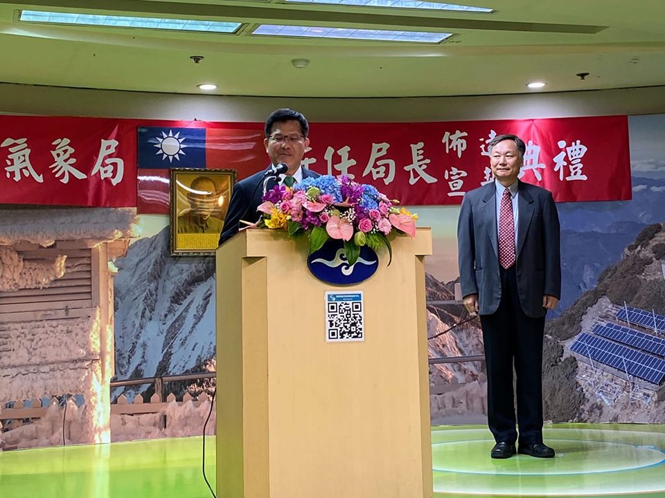 交通部長林佳龍今日出席氣象局長佈達典禮，誇鄭明典是網紅級局長外，也表示支持氣象局升格為氣象署。 圖：翻攝鄭明典臉書
