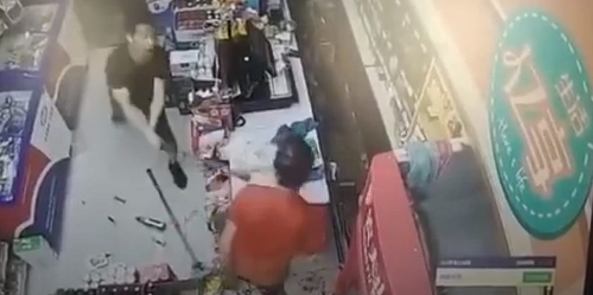 便利商店內發生持刀搶劫 圖:擷取自youtube