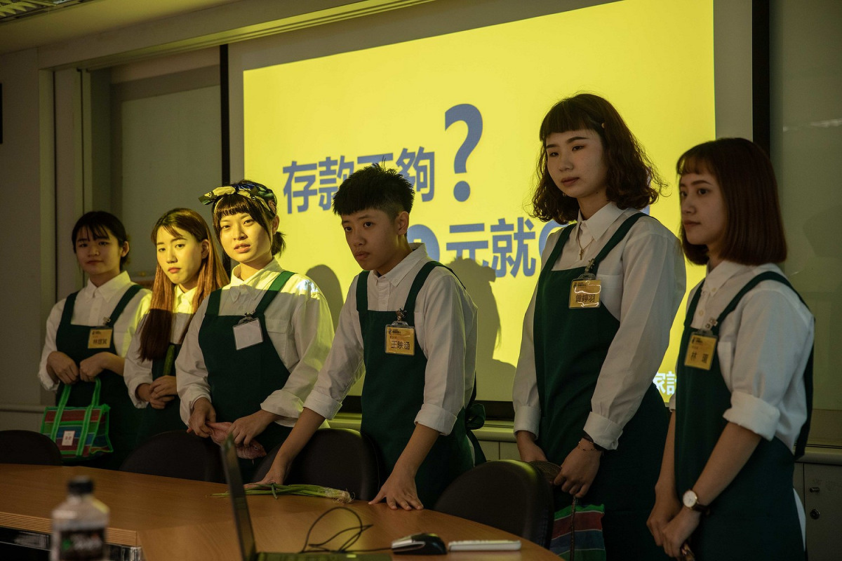 2020新北校園廣告人參賽同學用心打扮成月嫂，爭取團隊加分機會。 圖：新北市新聞局提供