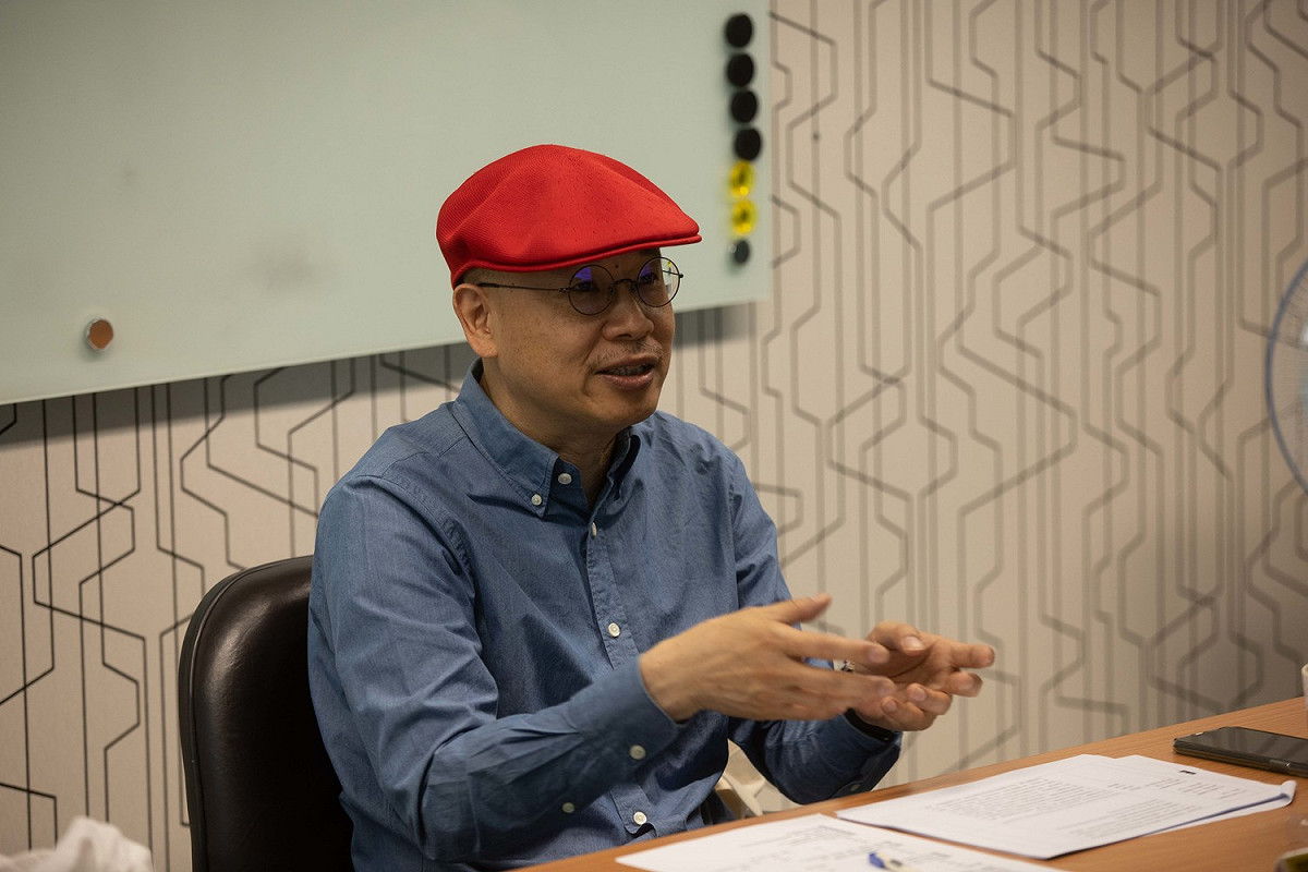 評審聯廣傳播集團創意長狄運昌向學生建議如何精進腳本。 圖：新北市新聞局提供