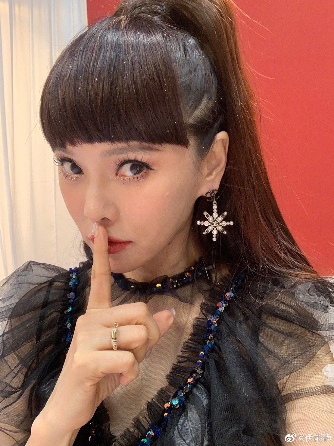 52歲伊能靜近日接受中國電視訪問時，曬自己的幸福生活卻暗酸梅艷芳很可憐，遭中國網友起底黑歷史。 圖：翻攝微博