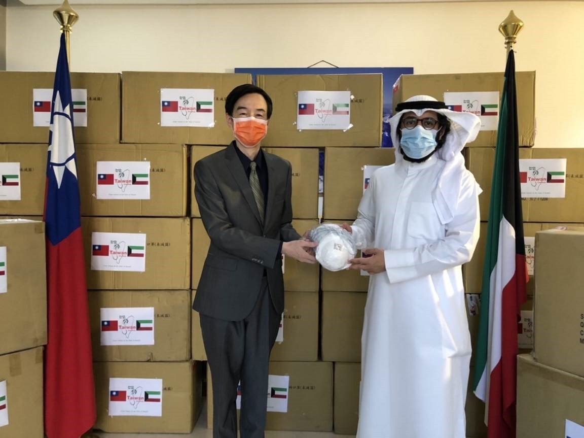 駐科威特代表牟華瑋與科威特親王Dr. Salman Al-Sabah在捐贈儀式合影 圖：駐科威特代表處／提供
