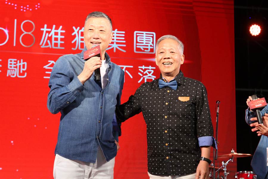 雄獅總經理裴信祐（右）正式退休，啟動世代交接。 圖：雄獅／提供