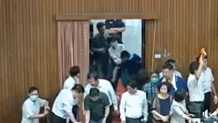國民黨立委洪孟楷控訴民進黨立委吳秉叡從後方勒住脖子，形同殺人，要求民進黨主席蔡英文致歉。 圖：翻攝自洪孟楷臉書