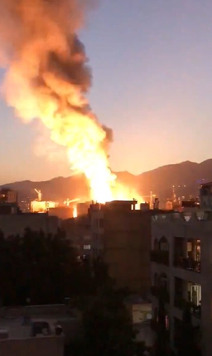 伊朗首都德黑蘭北部塔吉許廣場附近發生爆炸事件，詳細爆炸原因和人員傷亡情況仍不明朗。 圖： 翻攝Status-6推特