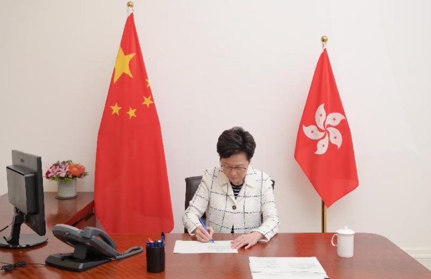 香港特首林鄭月娥簽署《中華人民共和國香港特別行政區維護國家安全法》，該法自6月30日23時起生效。 圖：翻攝自香港特別行政區政府
