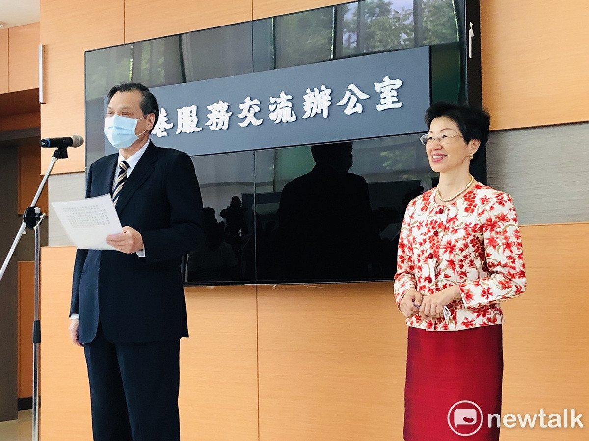「港版國安法」昨天深夜生效，大陸委員會主委陳明通和策進會董事長張小月今（1）日上午10點共同為「臺港服務交流辦公室」揭牌，並宣布正式營運。 圖：謝莉慧/攝