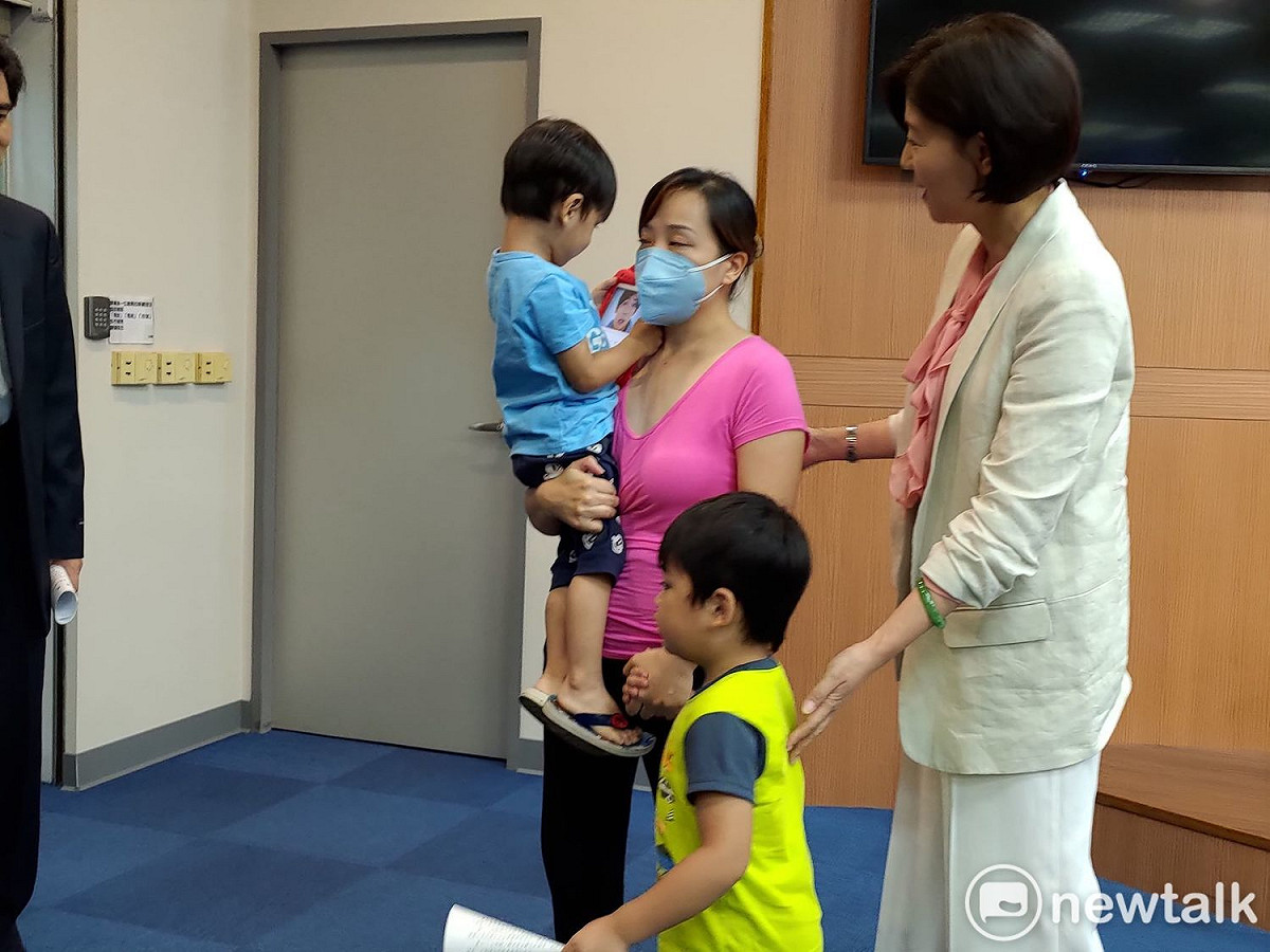 黃太太與其兩名台灣籍子女，被配與前婚所生的大兒子分隔兩地。 圖：黃建豪/攝