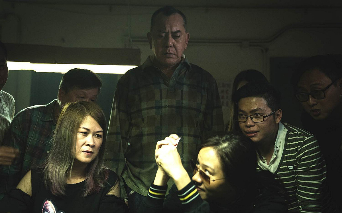 黃秋生(左4後)與林嘉欣(左5前)在新作品中飾演一對疑似殺子詐保的夫妻。 圖：華映娛樂/提供