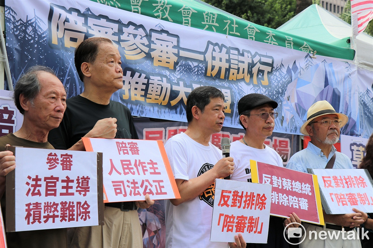 台灣陪審團協會創會理事長鄭文龍認為，民進黨竟然怕司法民主化的陪審制，「為什麼小英總統站在跟習近平相同的立場？」 圖：謝孟華/攝