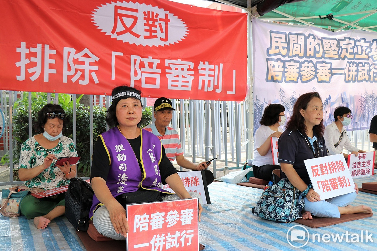 聯盟自6月29日於立法院外進行靜坐，抗議民進黨立院黨團將國民參與刑事審判法案排入臨時會議程，今天進入第3天。 圖：謝孟華/攝