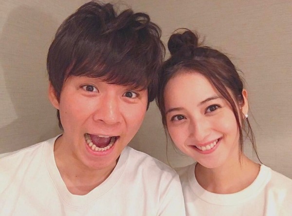 日本氣質女星佐佐木希(右)3年前嫁給諧星老公渡部建(左)。 圖：翻攝Instagram
