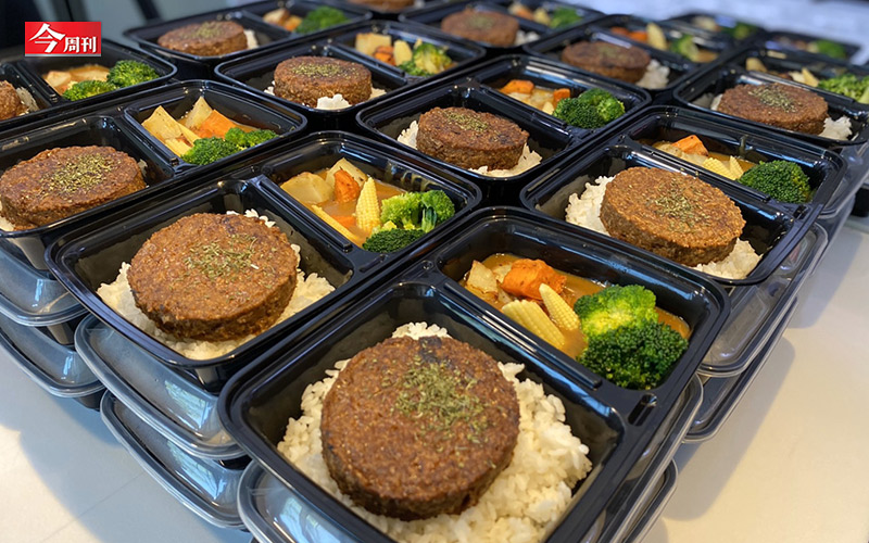 去年底，統一超商在2500家門市成立冷凍素食專區，全家則引進植物肉做成的泰式打拋冷凍燴飯。(示意圖) 圖：今周刊/提供