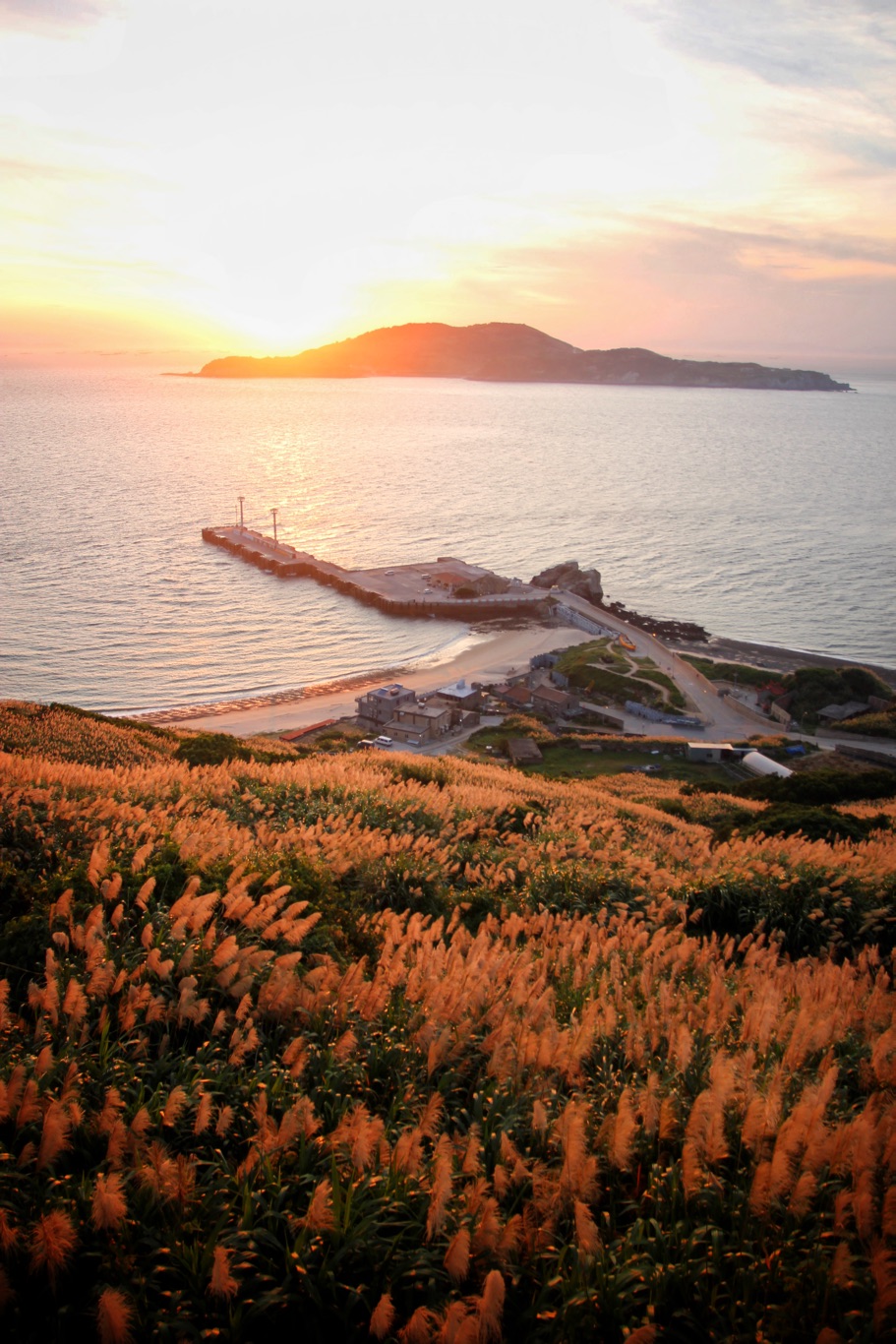 馬祖連江縣莒光鄉分成東莒與西莒兩個島嶼，這是夕陽時分的西莒島。 圖：Jen攝影/提供
