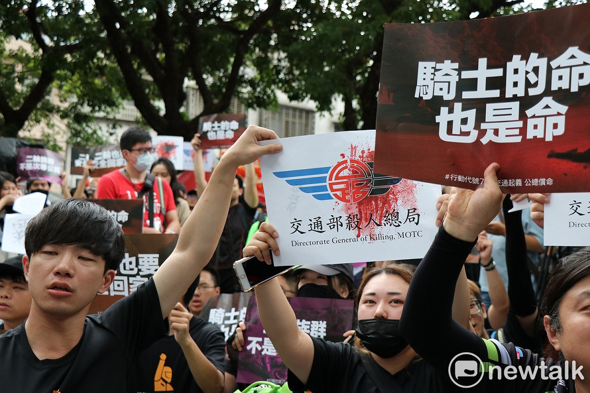 對於道路設計、交通法規缺失的不作為，抗議群眾手持看板，表達對公路總局的怒火。 圖：謝孟華/攝