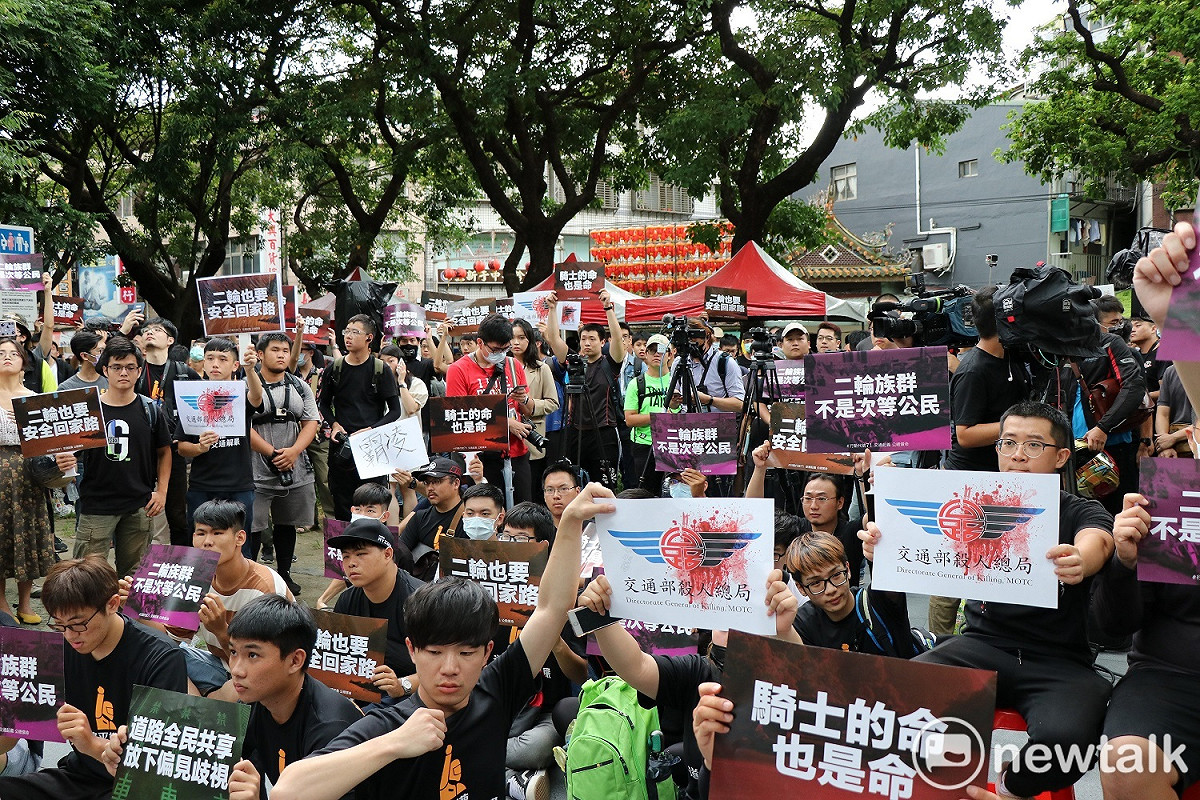 現場聚集數百名群眾，要求公路總局給出具體回應。 圖：謝孟華/攝