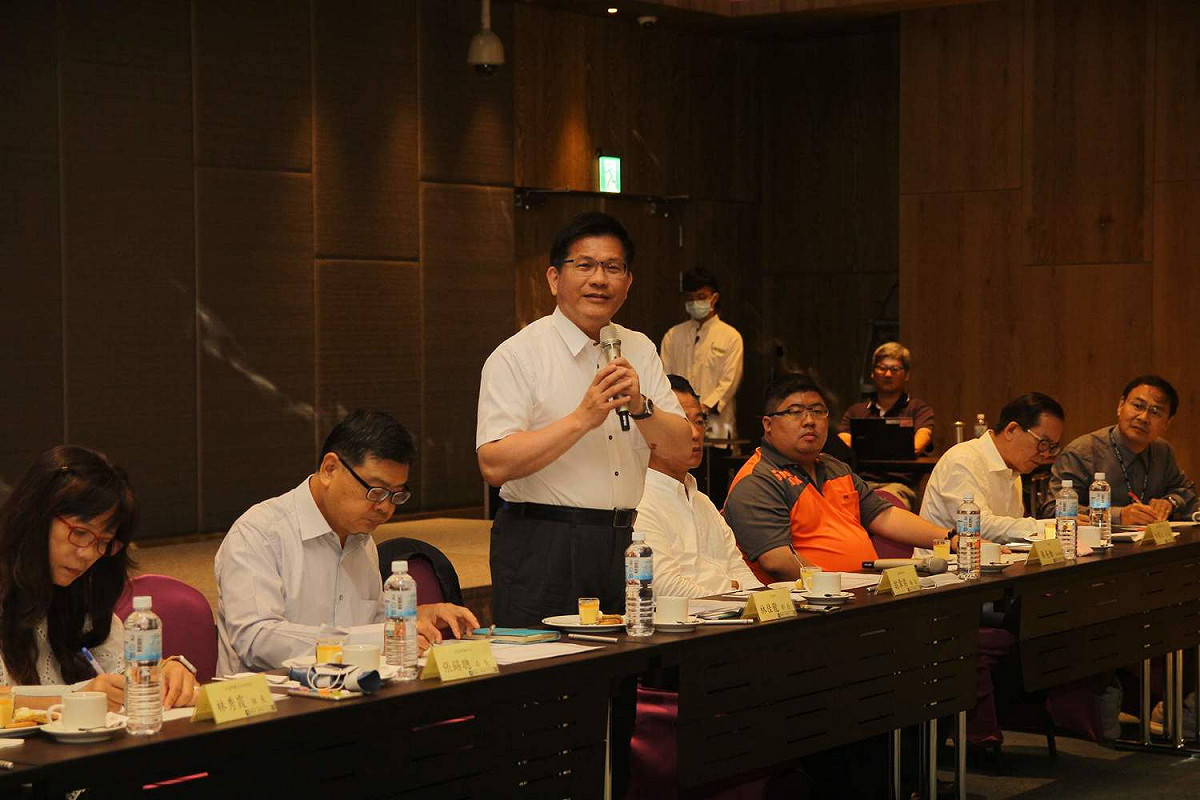 交通部長林佳龍出席雲嘉南濱海觀光座談會，針對疫情後觀光業發展與業者面對面溝通。 圖：嘉義縣政府/提供