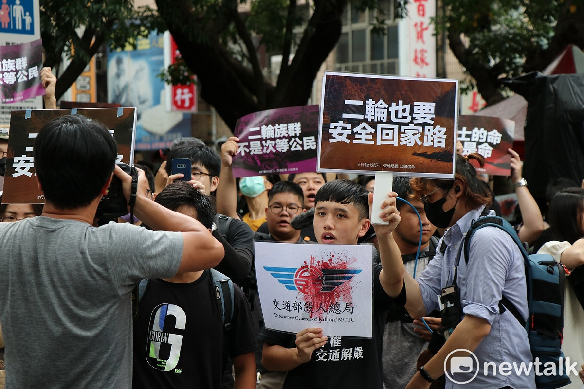 抗議群眾手持「二輪也要安全回家路」，要求交通部開放道路共享。 圖：謝孟華/攝