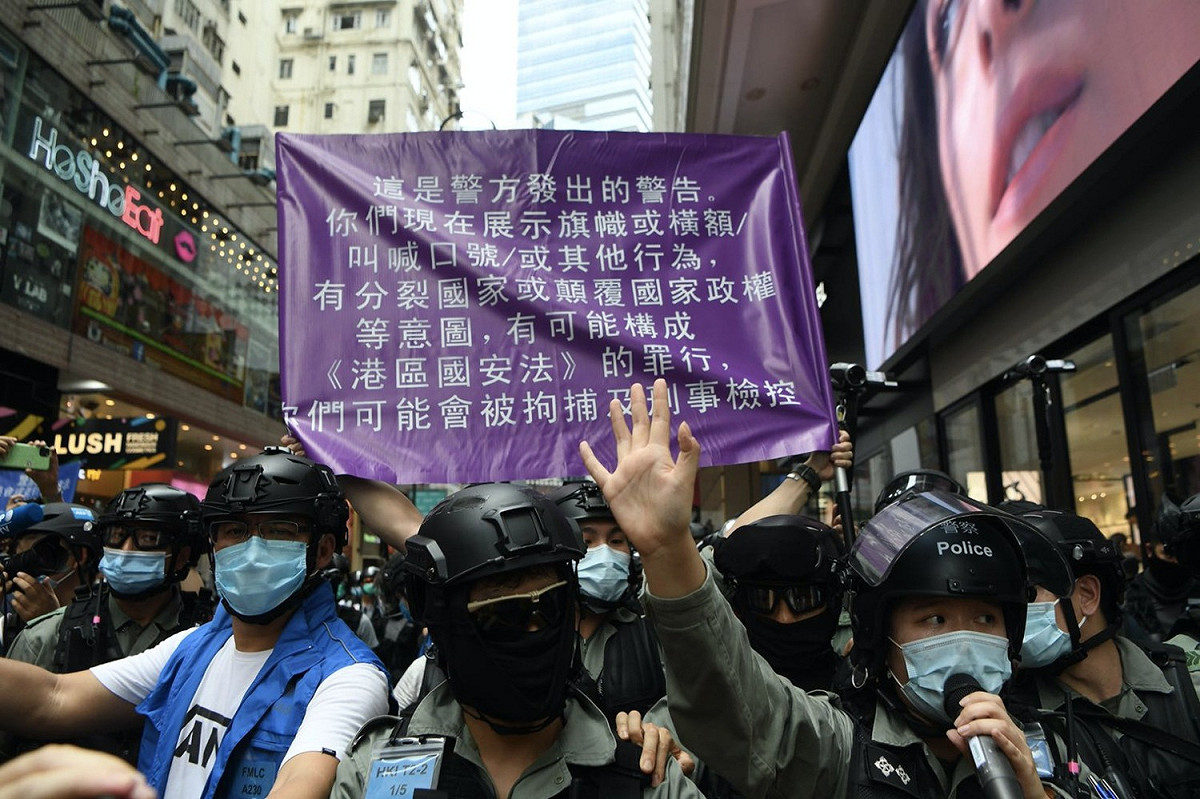 港版國安法第一天逾，港警逮捕逾300人，圖為港警舉紫旗警告民眾。 圖：擷取自香港警察 Hong Kong Police