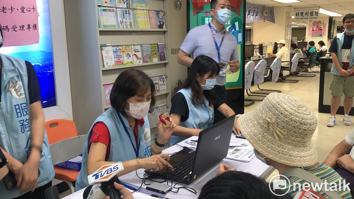 10月上旬各區公所則會公告親領敬老金地點及時間。(資料照) 圖：周煊惠 / 攝