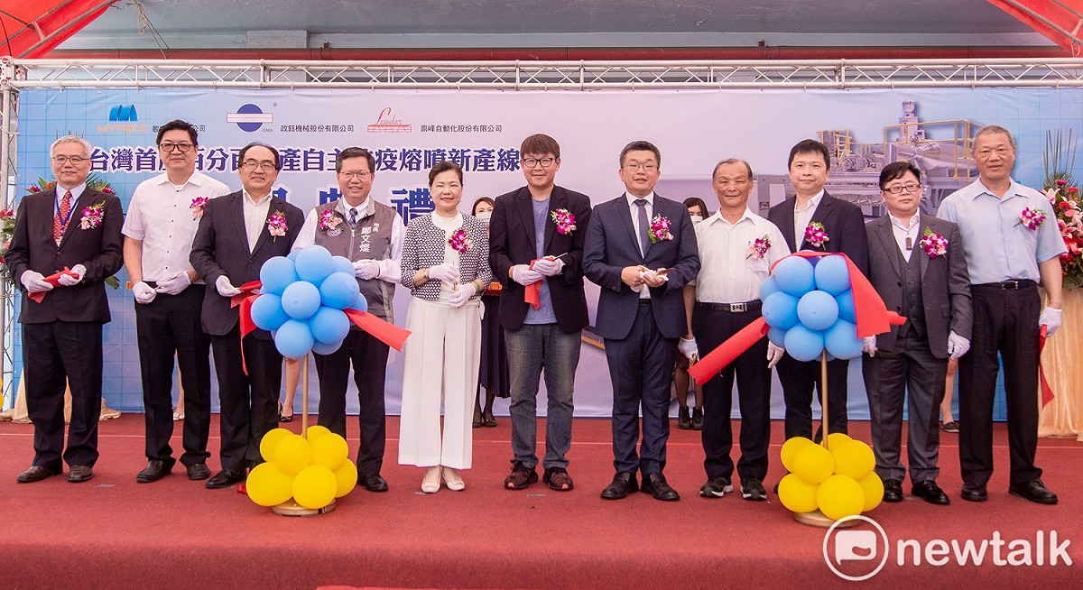 國內不織布大廠敏成公司增設國產自製的熔噴不織布產線，立院副院長蔡其昌、經濟部長王美花、桃園市長鄭文燦等人應邀出席啟用典禮。 圖：林昀真／攝
