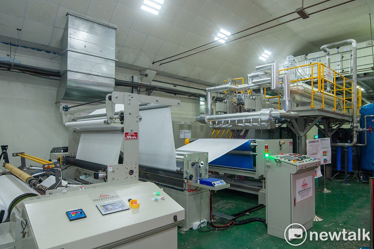 國內首座自製熔噴不織布產線未來可日產9噸熔噴不織布供應國內需求。 圖：林昀真／攝