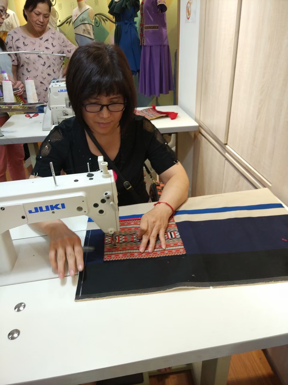 原民服裝創新設計製作班學員，在老師教導下，從服裝設計、打版及剪裁自己動手做，完成屬於自己風格原住民傳統服飾。  圖：新北市原民局提供