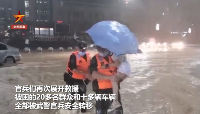 中共官媒近日公開救災畫面，雖然想透過影片展現官兵救民的英姿，但同時也揭開當地洪災慘況。 圖：翻攝央視軍事微博